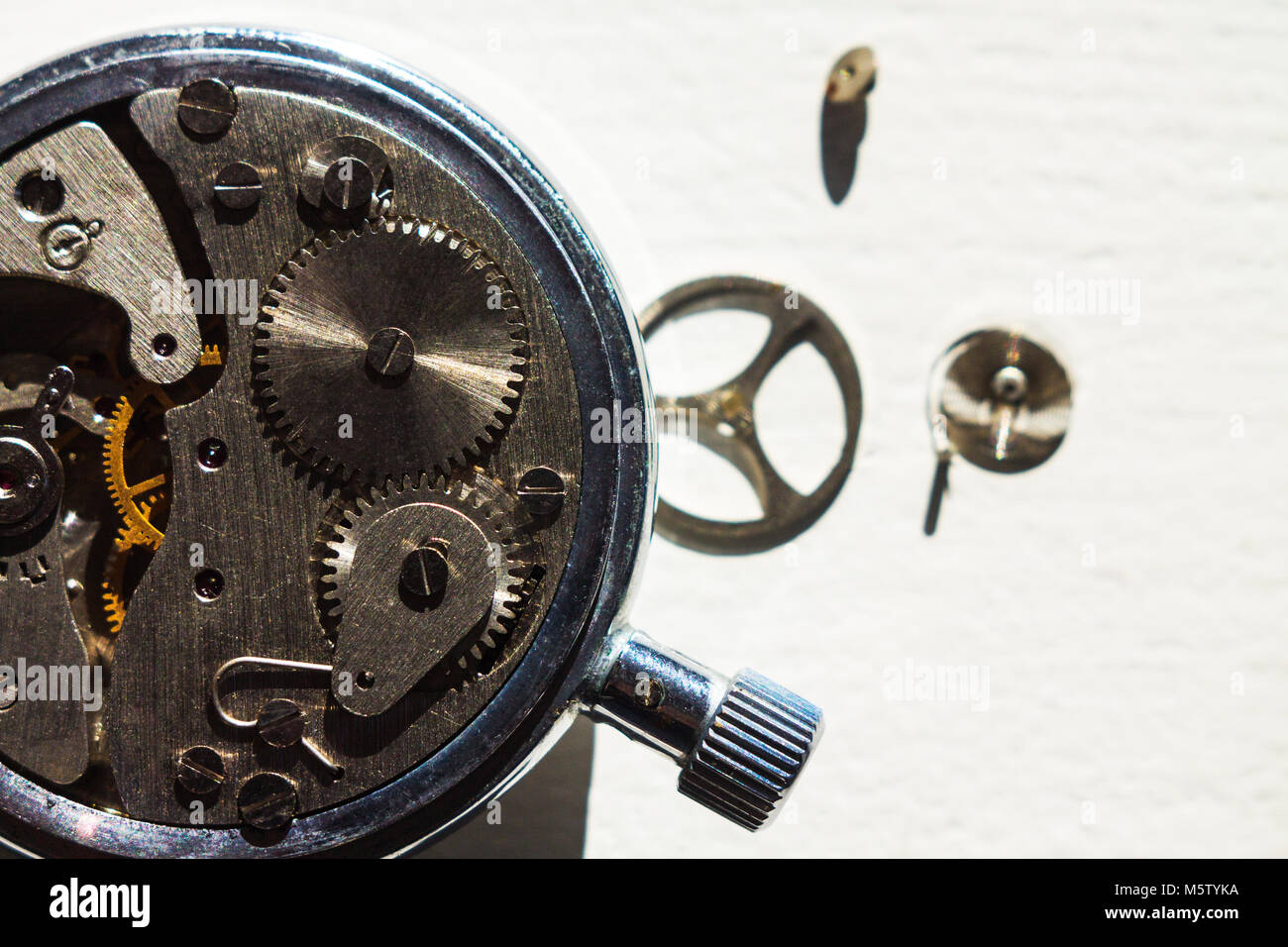 Öffnen Sie wieder der alte Taschenuhr mit Lichthof und kontrastierenden Schatten. Stockfoto
