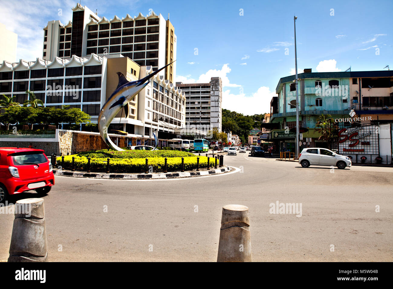 Kinabalu, Malaysia - 20. November 2017: Die berühmten Schwertfisch Statue auf einem Kreisverkehr entlang der Stadt direkt am Meer (Sabah/Borneo). Stockfoto