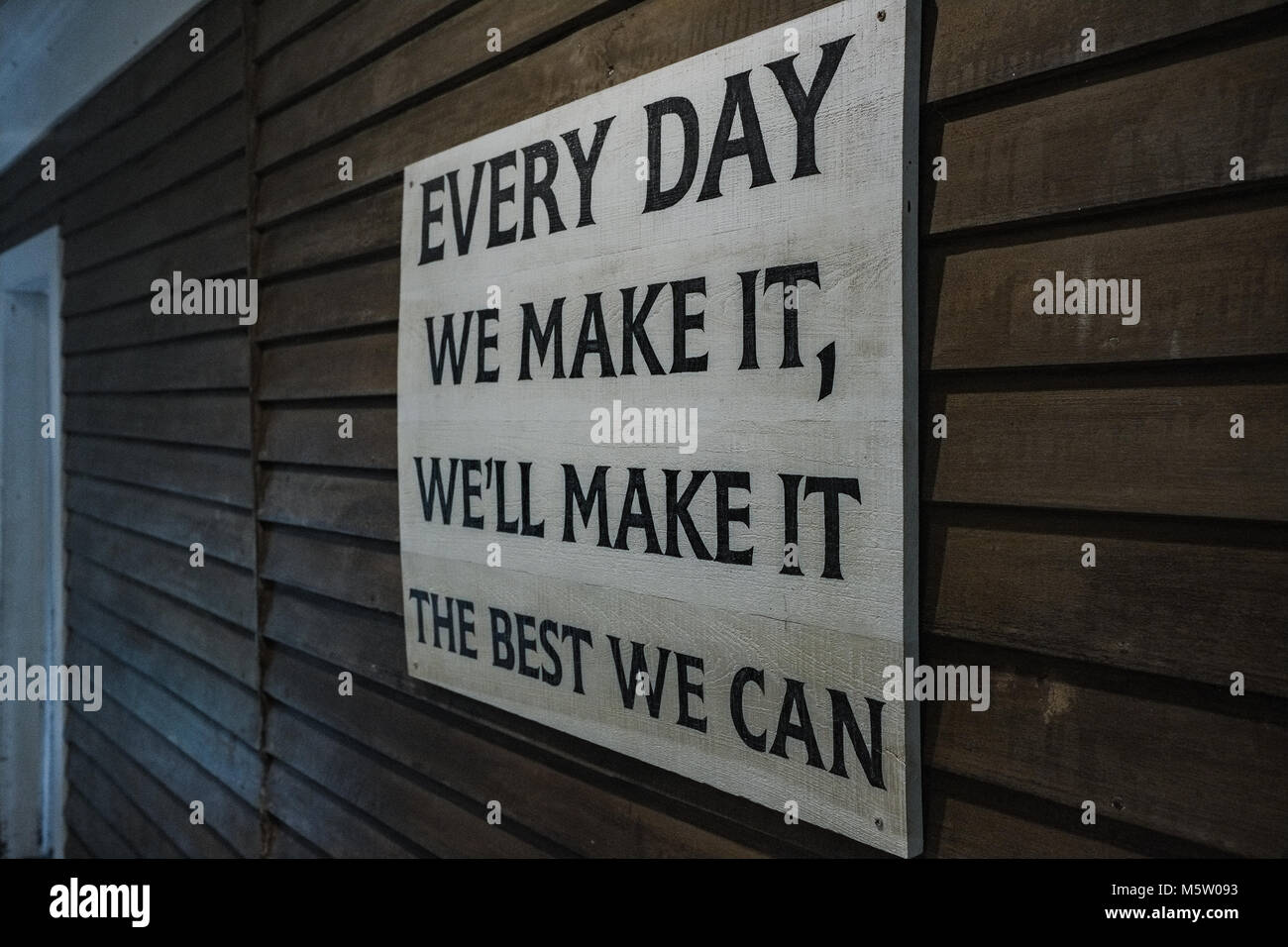 Eine hölzerne Slogan an der Jack Daniels Destillerie, Lynchburg, Tennessee, Nord Amerika Stockfoto