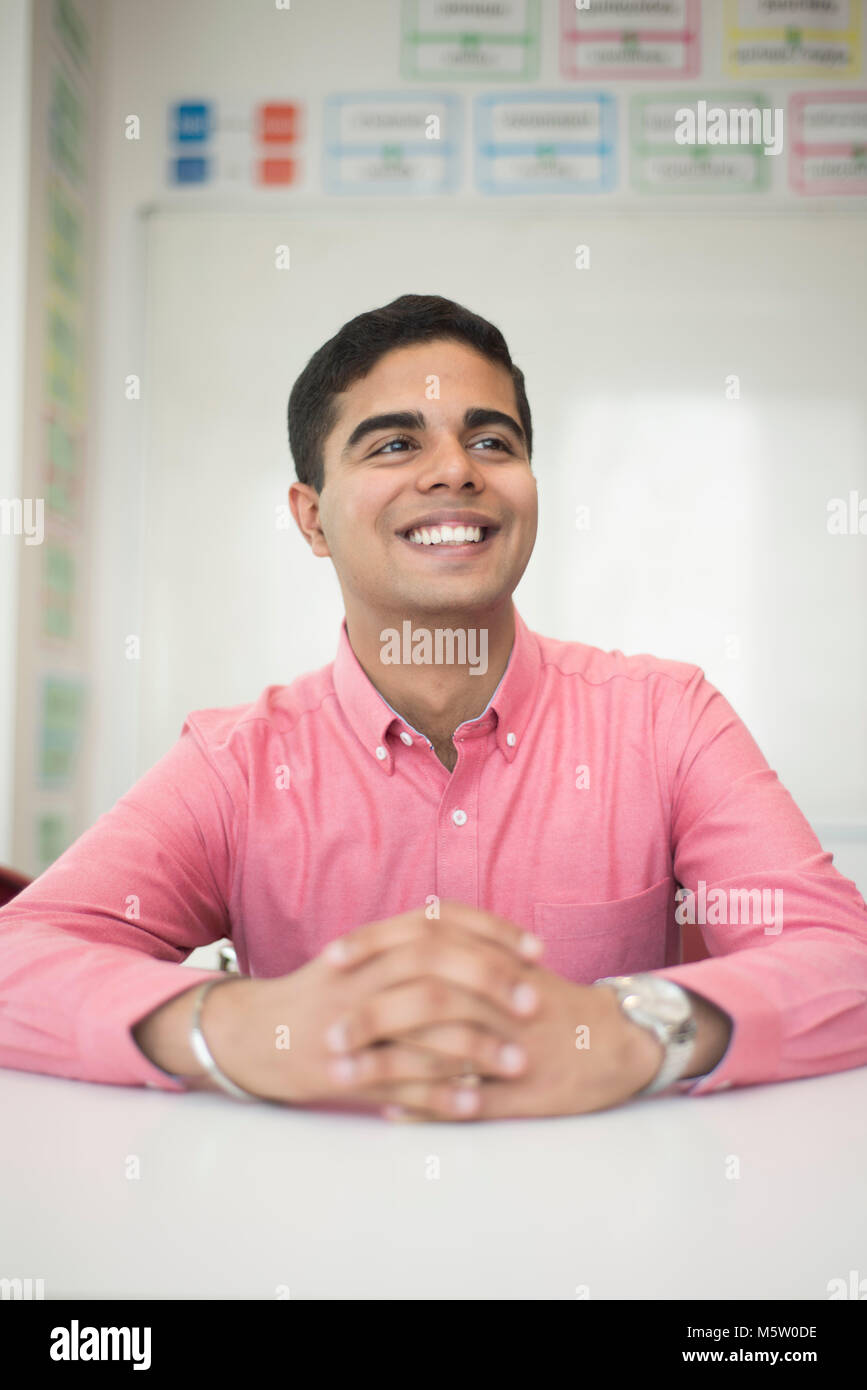Ein indischer männlicher Student sitzt im Klassenzimmer einer englischen Universität Stockfoto