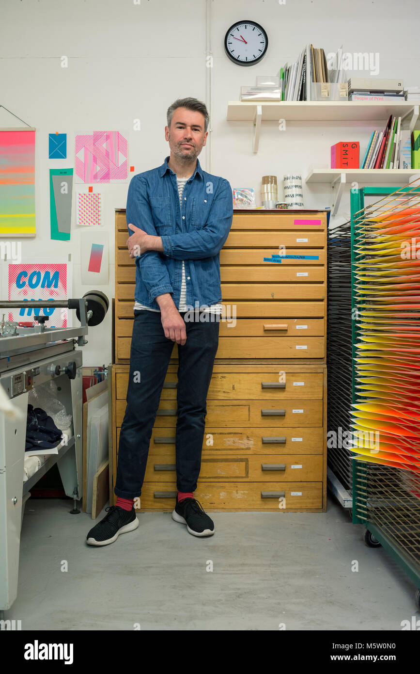 Portrait von realen Menschen in der Druckindustrie mit realen Techniken Stockfoto