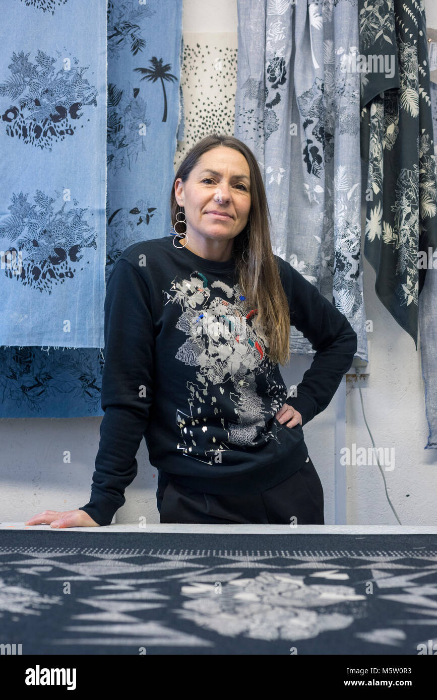 Portrait von realen Menschen in der Druckindustrie mit realen Techniken Stockfoto