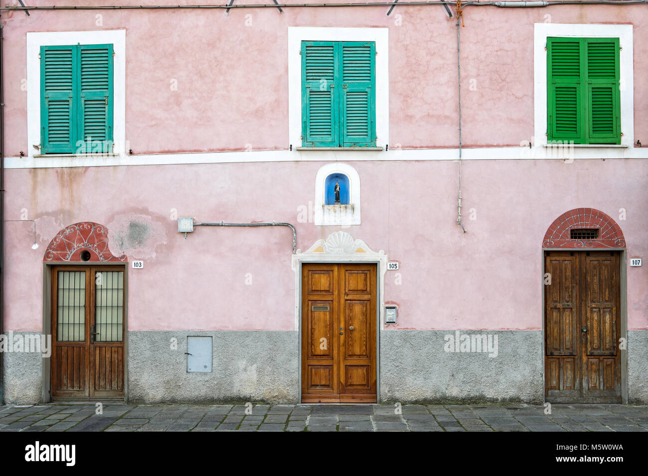 Geschlossene Türen und Fensterläden eines Gebäudes in Le Grazie, Porto Venere, Ligurien, Italien Stockfoto