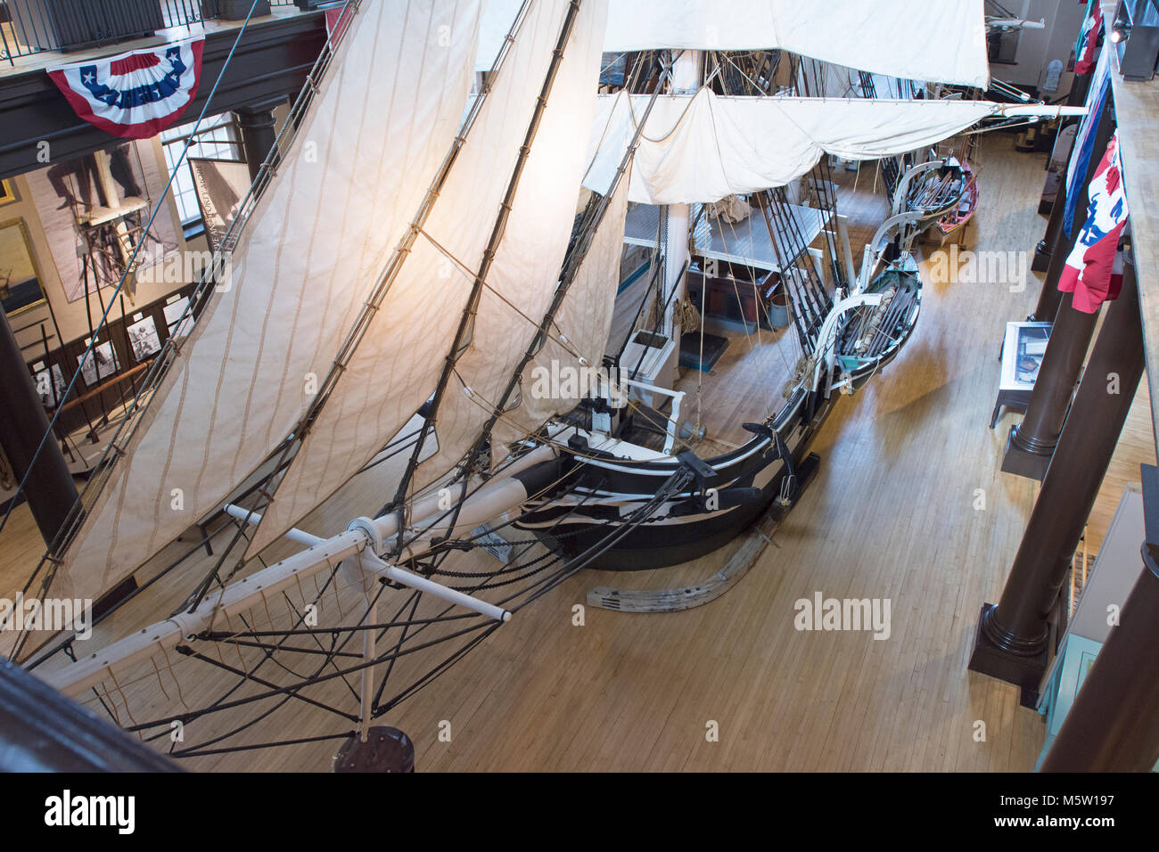 Einen Überblick über die 'Lagoda' eine halbe Modell eines Walfang Schiff im New Bedford Whaling Museum. Stockfoto
