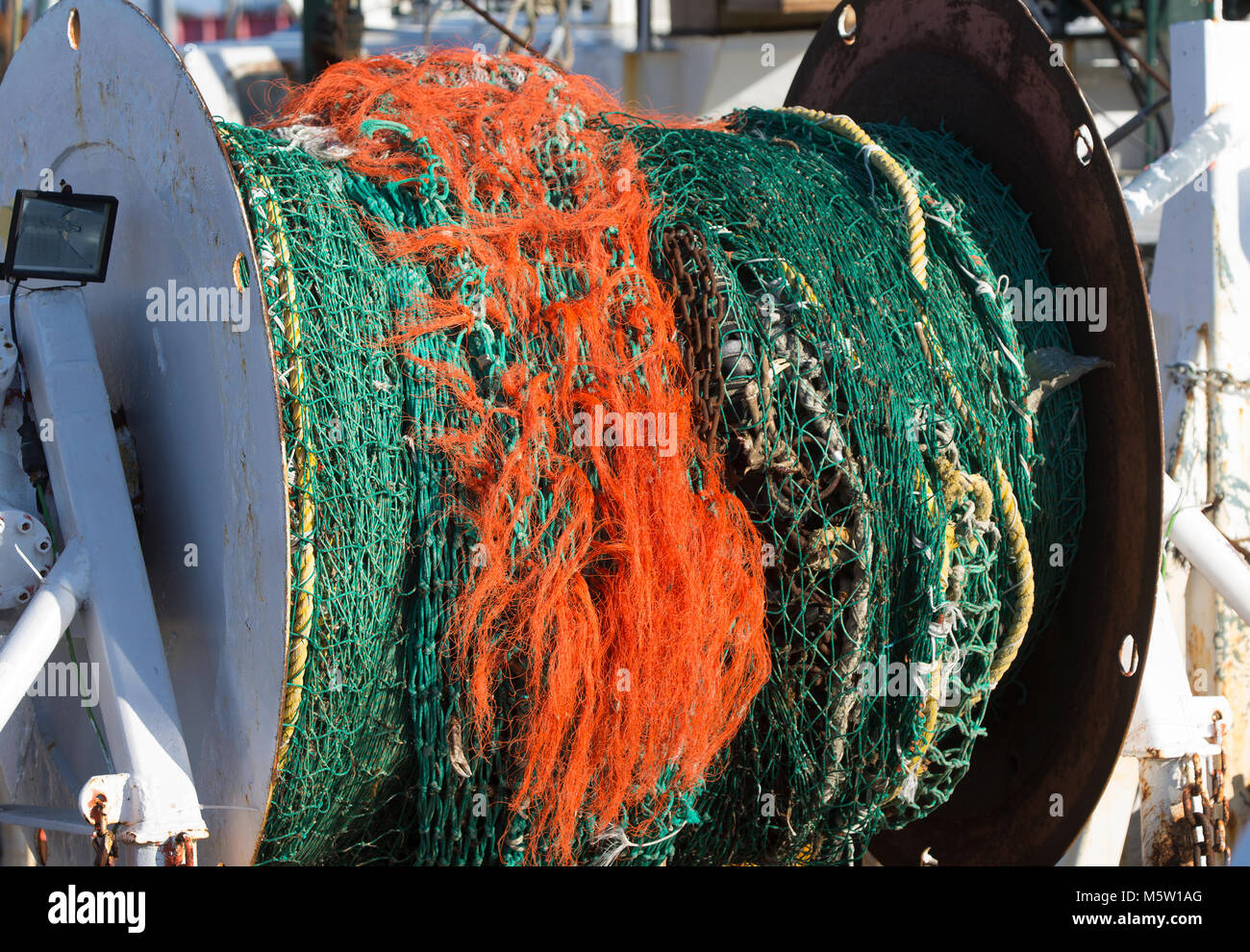 Fisch Netze auf einer Rolle am Heck eines Fischtrawler in New Bedford, Massachusetts (USA) Hafen Stockfoto