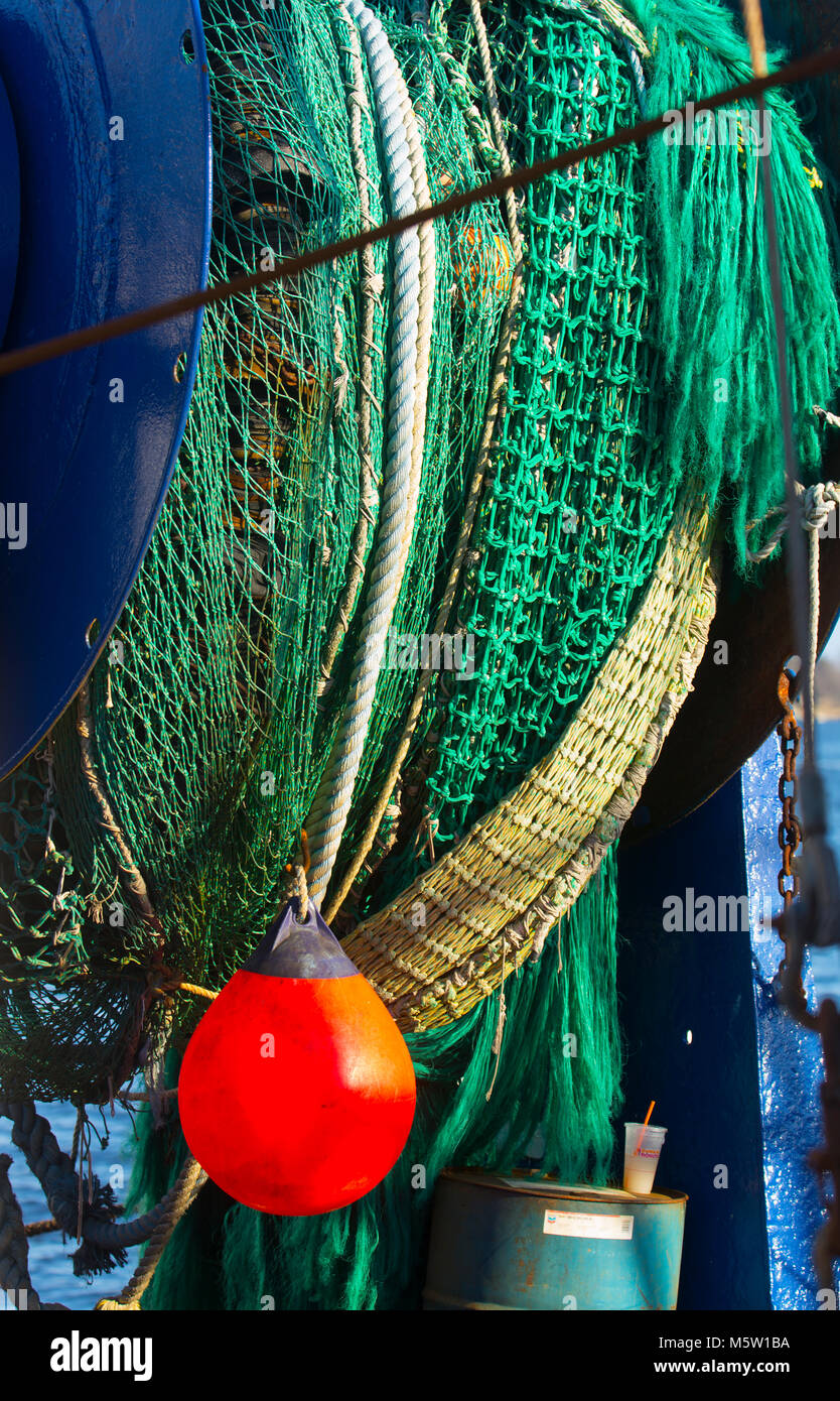 Fisch der Netze und der Boje hängen von der Stern von einem fischtrawler in New Bedford, Massachusetts, USA Stockfoto