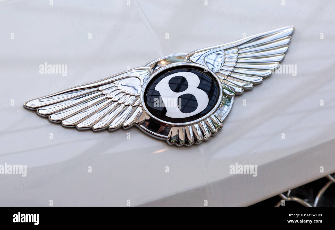 Samara, Russland - 25. Februar 2018: Bentley Logo "Flying B" auf dem Auto.  Bentley Motors Limited ist ein britischer Hersteller von Luxusautomobilen  Stockfotografie - Alamy