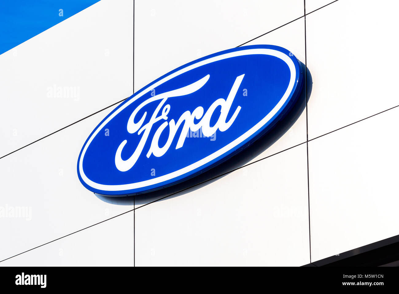 Samara, Russland - 24. Februar 2018: Händler anmelden Ford auf das Amt des offiziellen Händler. Ford Motor Company ist eine US-amerikanische multinationale Automobilhersteller Stockfoto
