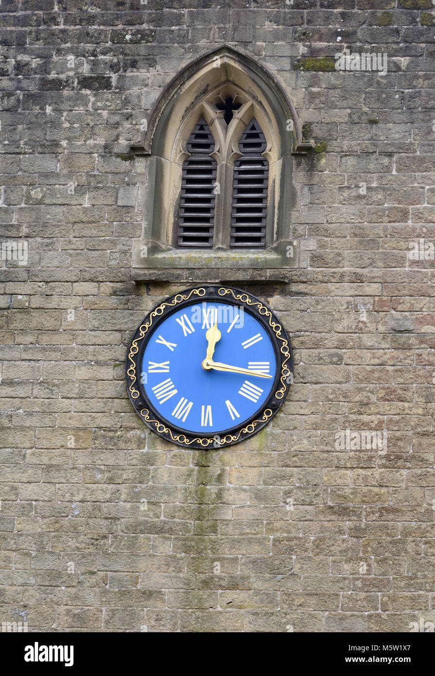 Das blaue Zifferblatt in den steinernen Turm von St Martin's Church Set zeigt Viertel nach zwölf. Stoney Middleton, Derbyshire, England, UK. Stockfoto