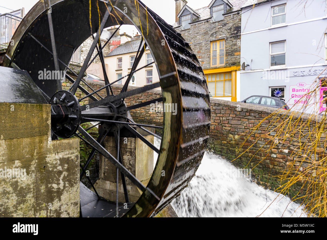 Historische Wasserrad oder Mühlrad außerhalb Bantry Bibliothek, Bantry, County Cork, Irland. Stockfoto