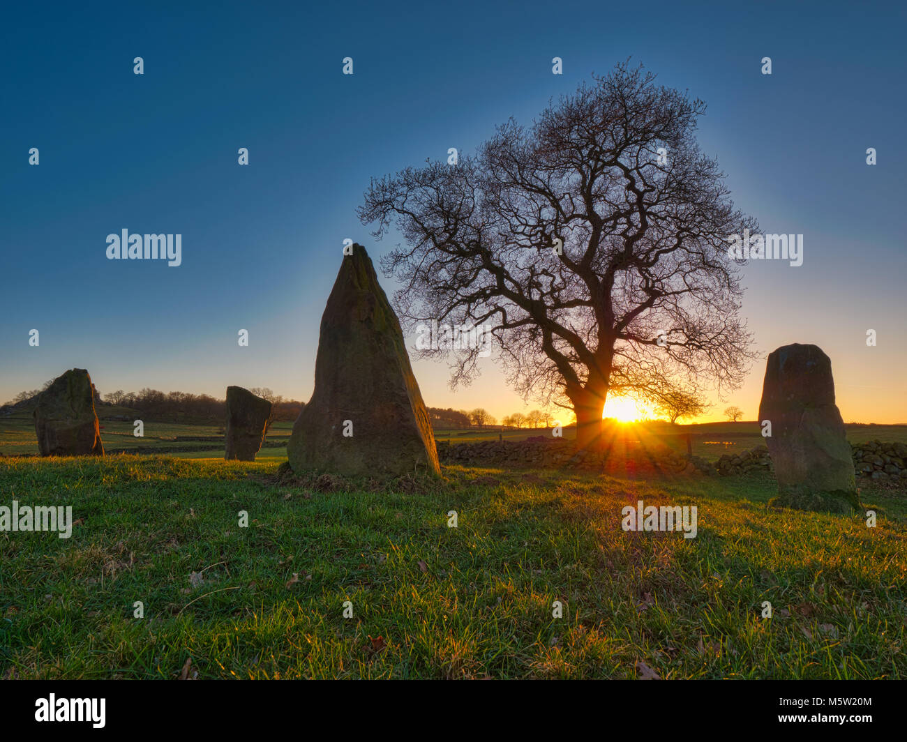 Spektakulären Sonnenuntergang an einem Bitterkalten Tag in der grauen Damen/neun Stein in der Nähe Steinkreis, Robin Hood's Stride Peak District National Park Stockfoto