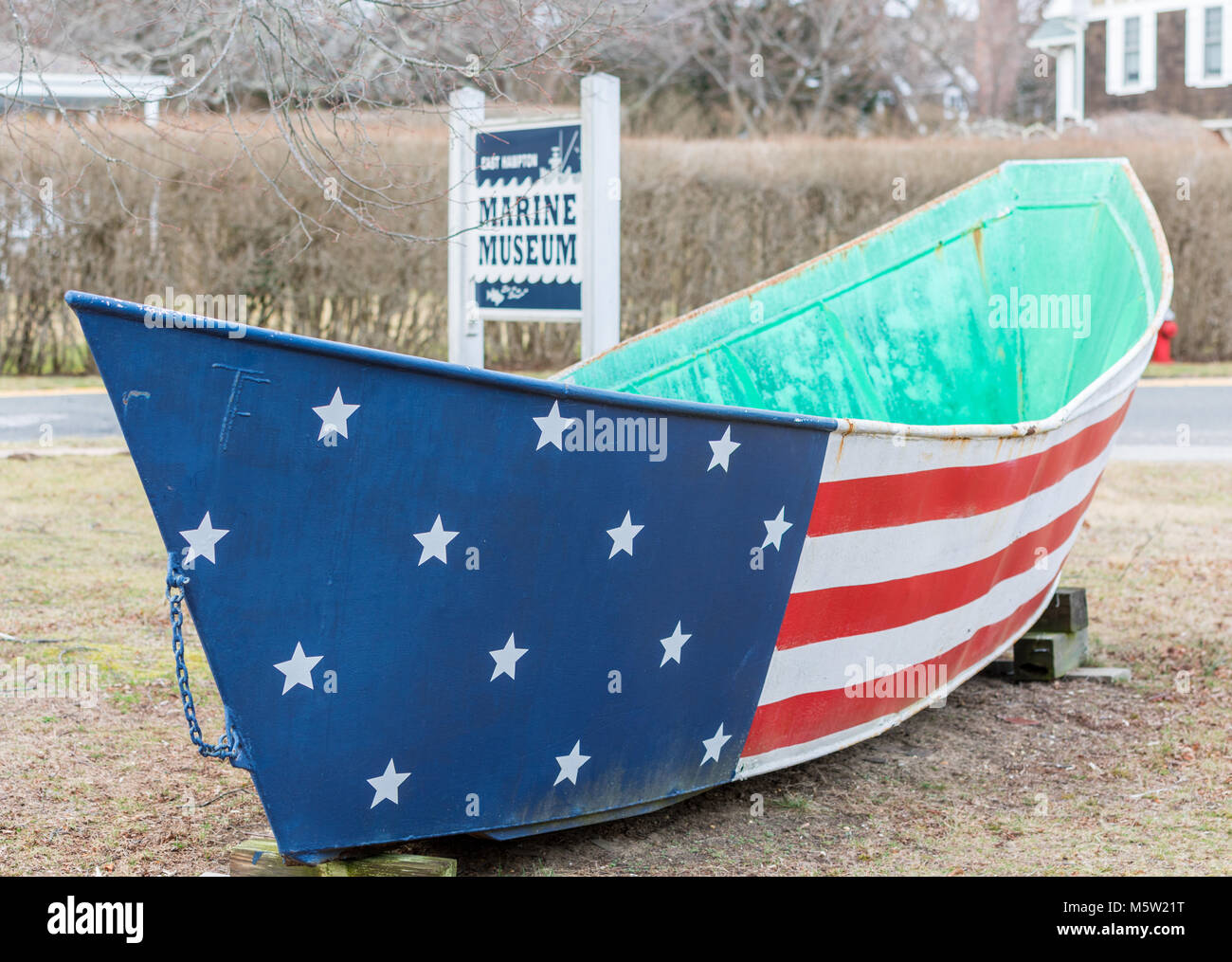 East Hampton Marine Museum mit einem Boot rot lackiert weiß und blau Stockfoto