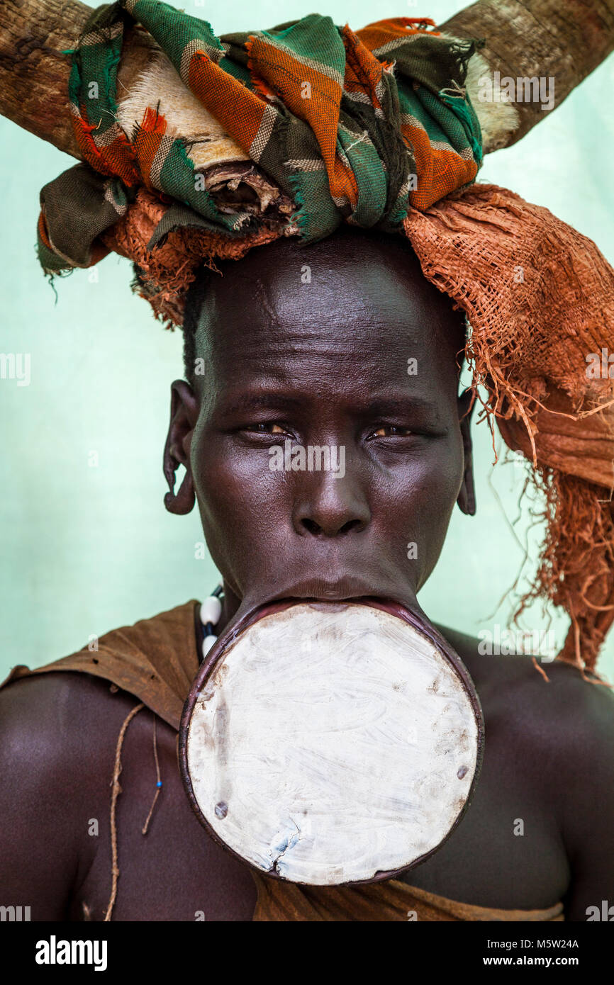 Das Porträt einer jungen Frau aus der Mursi Stamm, Mursi Dorf, Omo Valley, Äthiopien Stockfoto