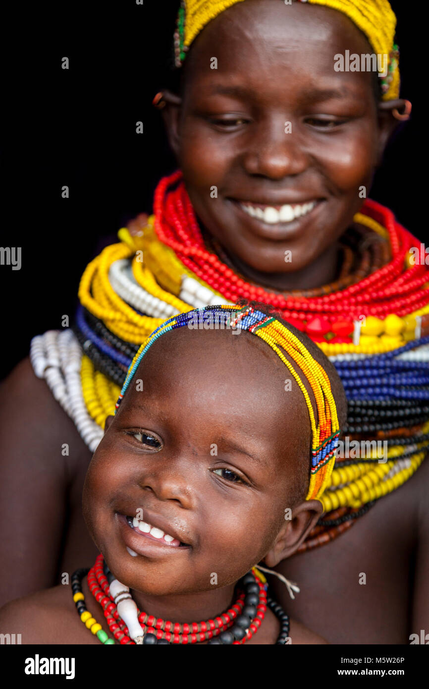 Das Porträt einer jungen Mutter und Baby aus dem Stamm Nyangatom, untere Omo Valley, Äthiopien Stockfoto