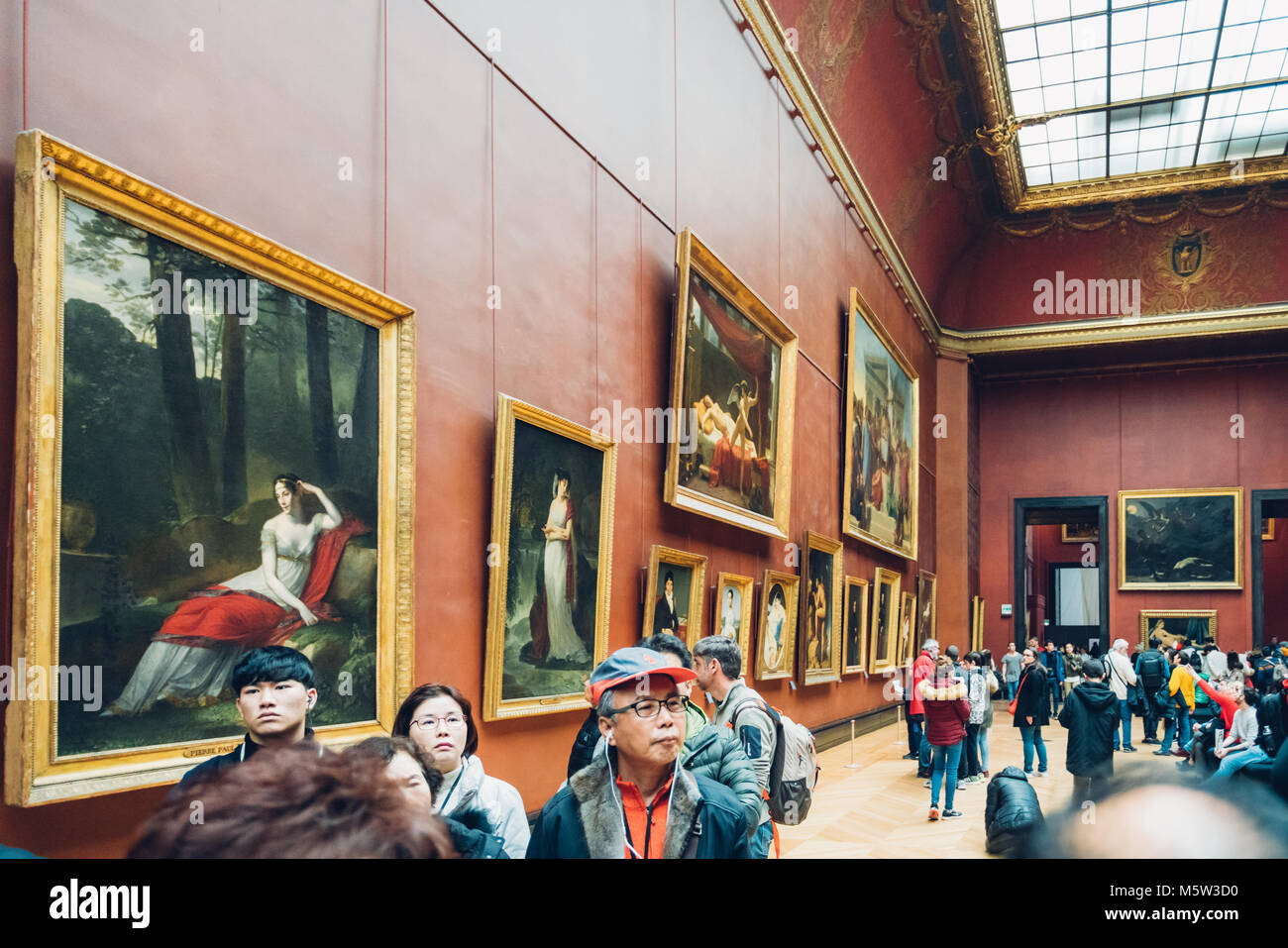 PARIS, Frankreich, 15. Februar 2018: Touristen besuchen die kunst-Galerie im Louvre Museum. Louvre Museum ist eines der größten und am meisten besuchten Museen weltweit Stockfoto