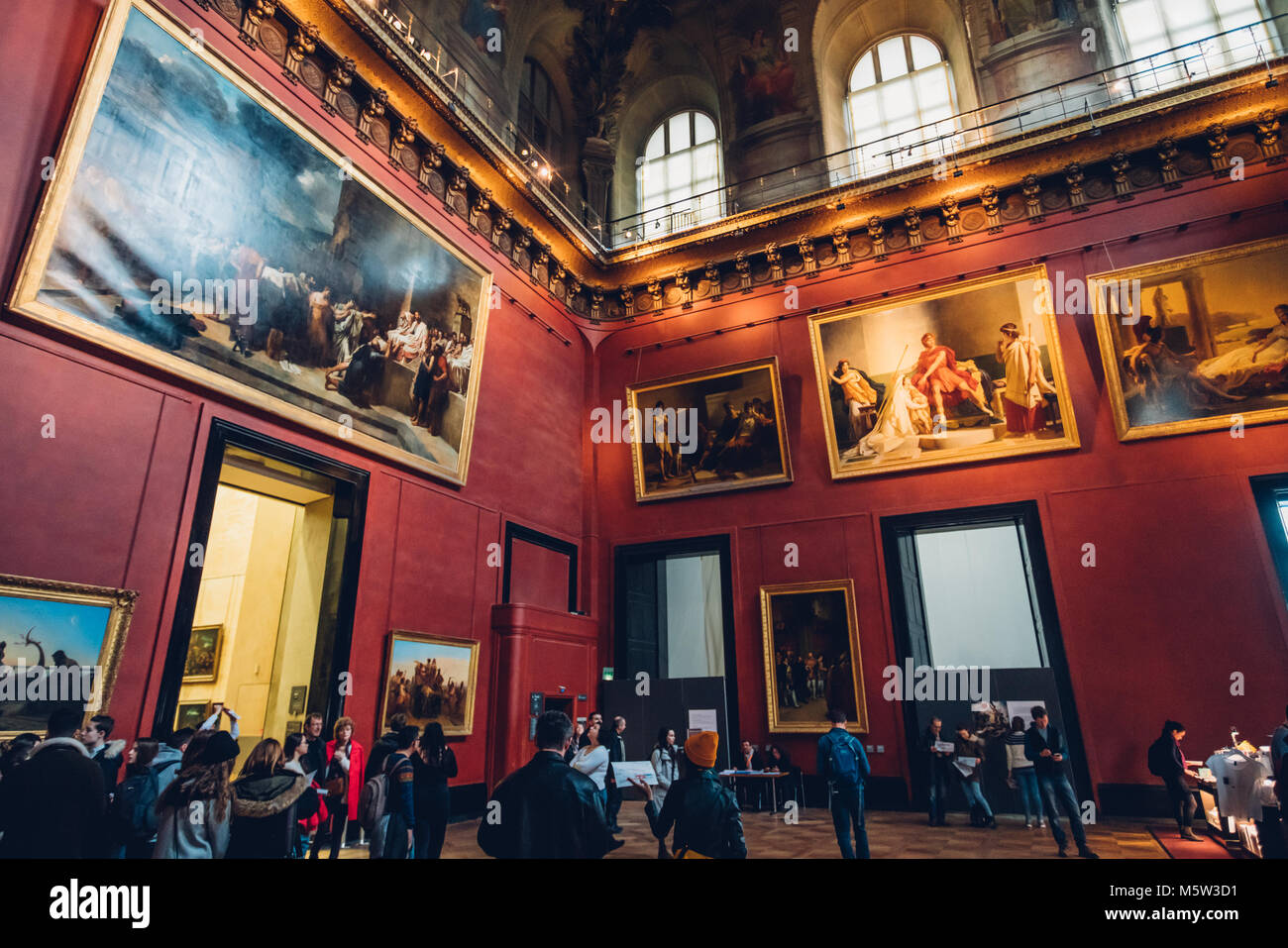 PARIS, Frankreich, 15. Februar 2018: Touristen besuchen die kunst-Galerie im Louvre Museum. Louvre Museum ist eines der größten und am meisten besuchten Museen weltweit Stockfoto