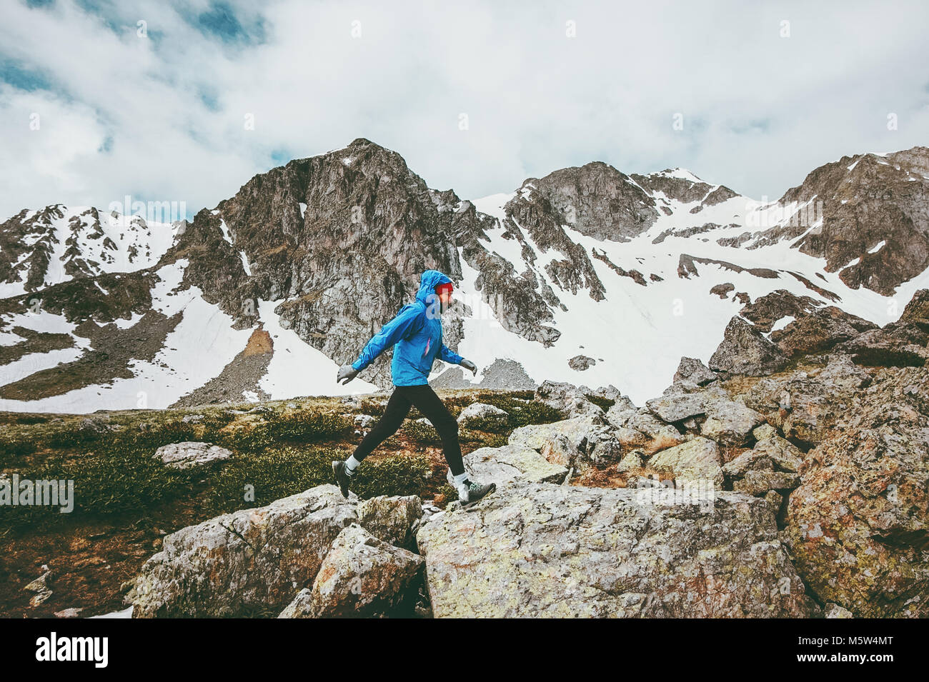 Laufender Mann in den Bergen reisen Abenteuer gesunder Lebensstil Konzept Ferien skyrunning Sport Stockfoto