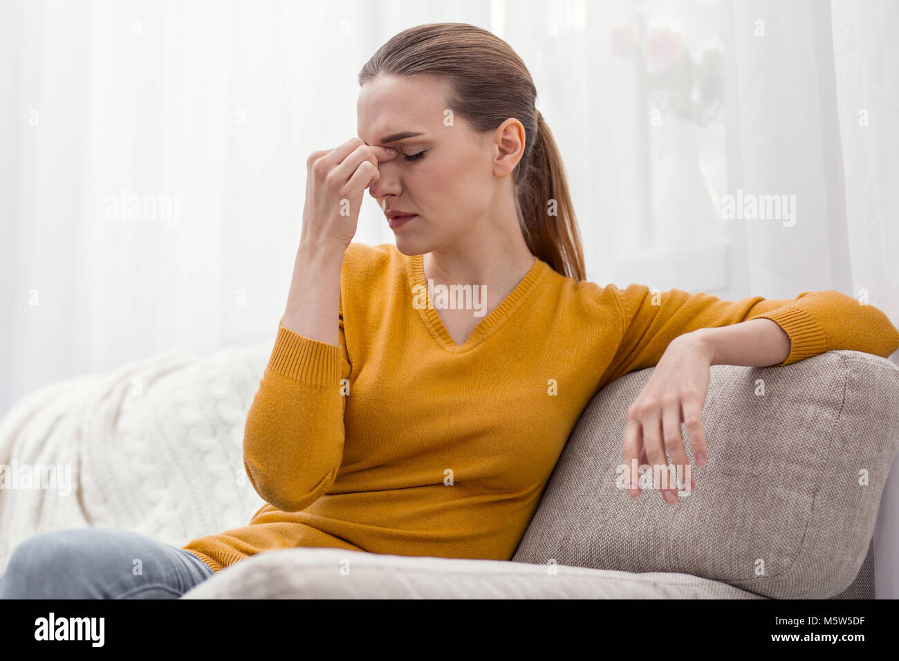 Attraktive erschöpft Frau brauchen Ruhe Stockfoto