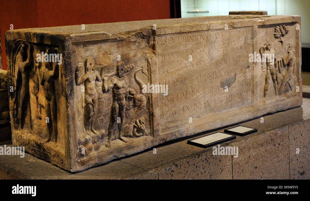 Römischer Sarkophag der Veteran Vitalis, mit Szenen aus der griechischen Mythologie über Herkules und Theseus. 2. In Köln gefunden. Römisch-germanisches Museum. Köln. Deutschland. Stockfoto