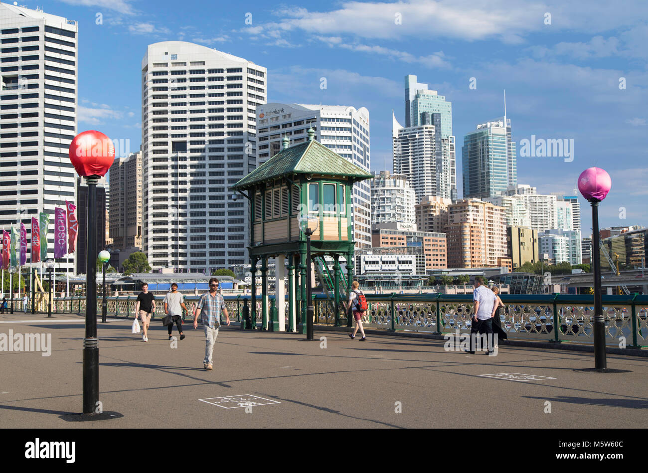 Menschen zu Fuß über die Pyrmont Bridge, Darling Harbour, Sydney, New South Wales, Australien Stockfoto