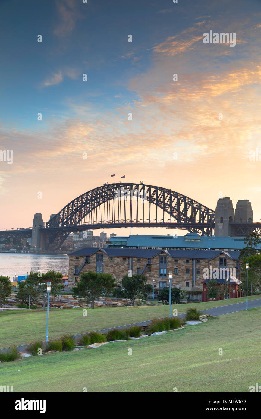 Sydney Harbour Bridge von barangaroo finden bei Sonnenaufgang, Sydney, New South Wales, Australien Stockfoto