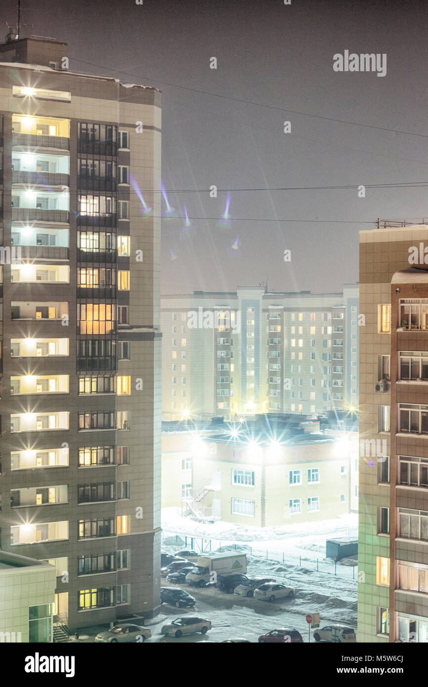 Nacht Stadtbild. Wohnung Haus. Nachtlicht Stockfoto