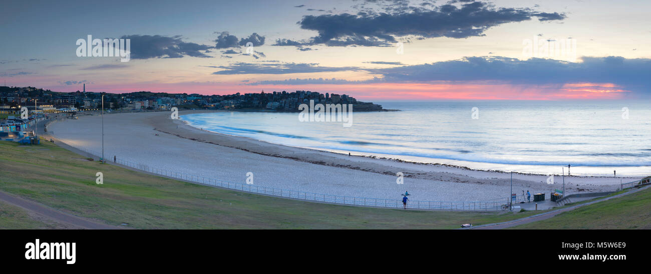 Bondi Beach in der Morgendämmerung, Sydney, New South Wales, Australien Stockfoto