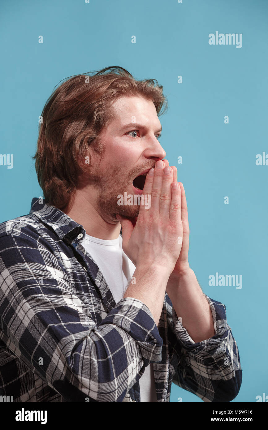 Schöner Mann im Stress isoliert auf Blau Stockfoto
