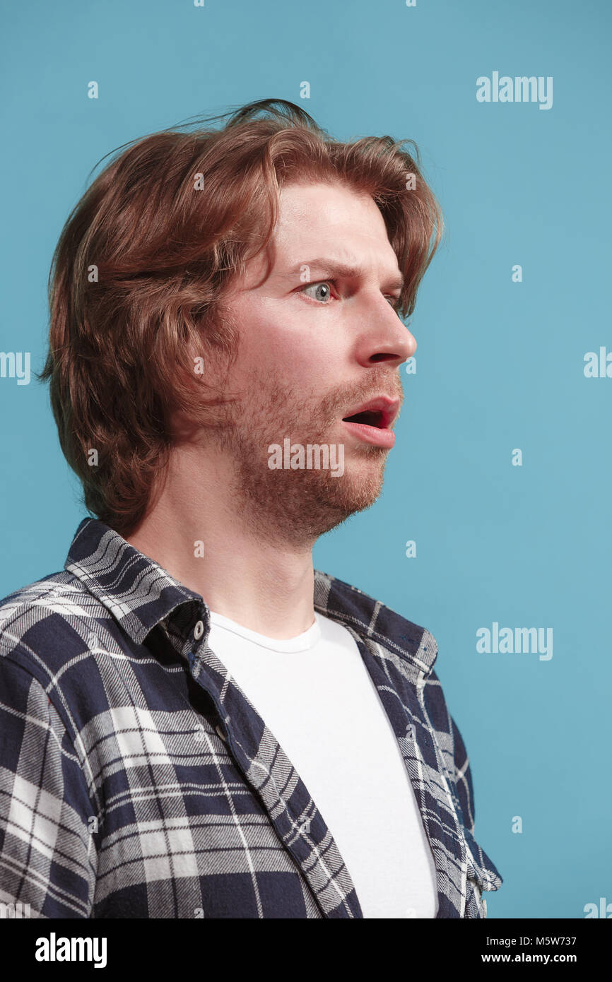 Schöner Mann im Stress isoliert auf Blau Stockfoto