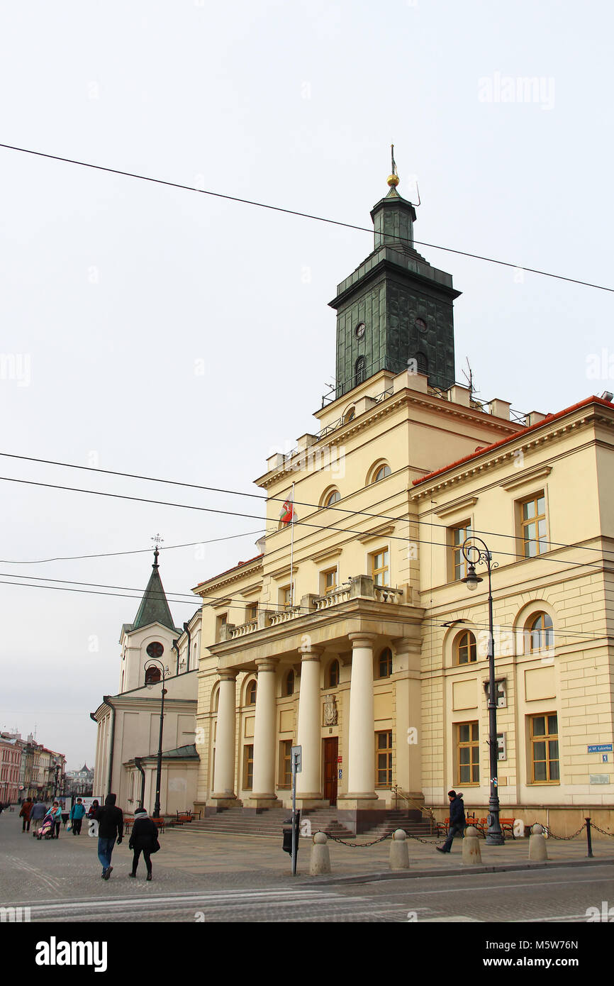 LUBLIN, Polen - 16. JANUAR 2018: Neue Rathaus und der Kirche des heiligen Geistes auf Krakowskie Przedmiescie zentrale Walking Street in Lublin. Stockfoto