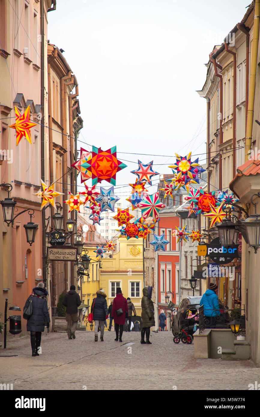 LUBLIN, Polen - Januar 16, 2018: Grodzka Straße in Lublin Altstadt mit Weihnachtsschmuck Stockfoto