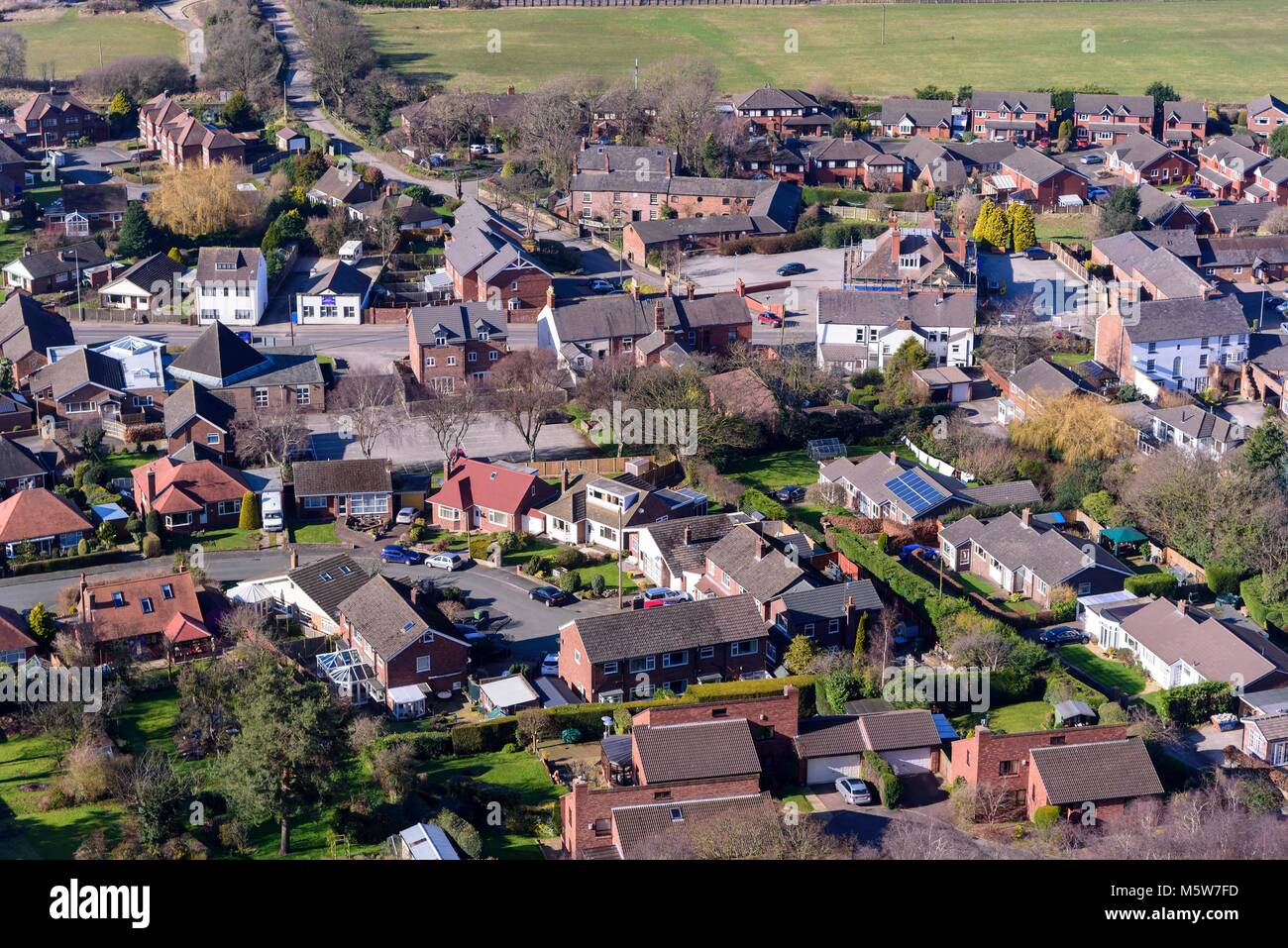 Luftaufnahme von helsby Dorf. Stockfoto