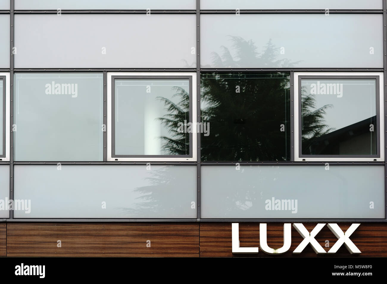 Frankfurt, Deutschland - 11. Februar 2018: Die luxx Bürogebäude in Rödelheim mit einer modernen Glasfassade und Edelholz Panels am 11. Februar 2018 in Stockfoto