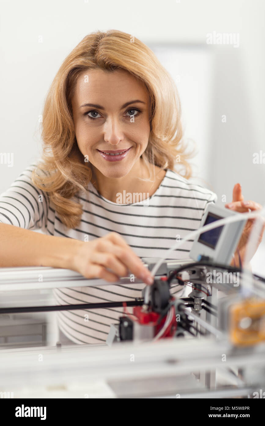 Schöne Ingenieurin mit 3D Drucker posing Stockfoto