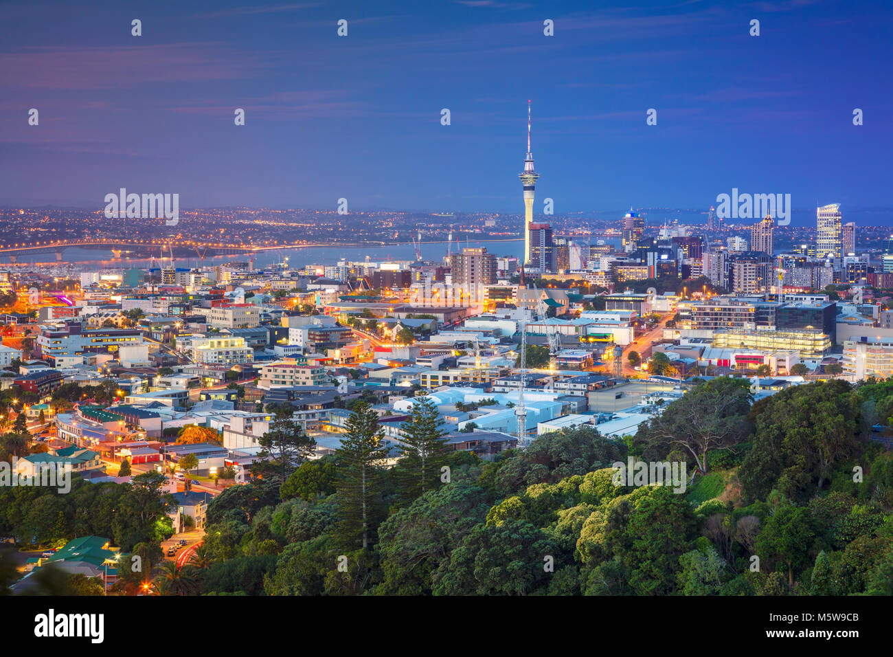 Auckland. Stadtbild bild Skyline von Auckland, Neuseeland von Mt. Eden in der Abenddämmerung. Stockfoto