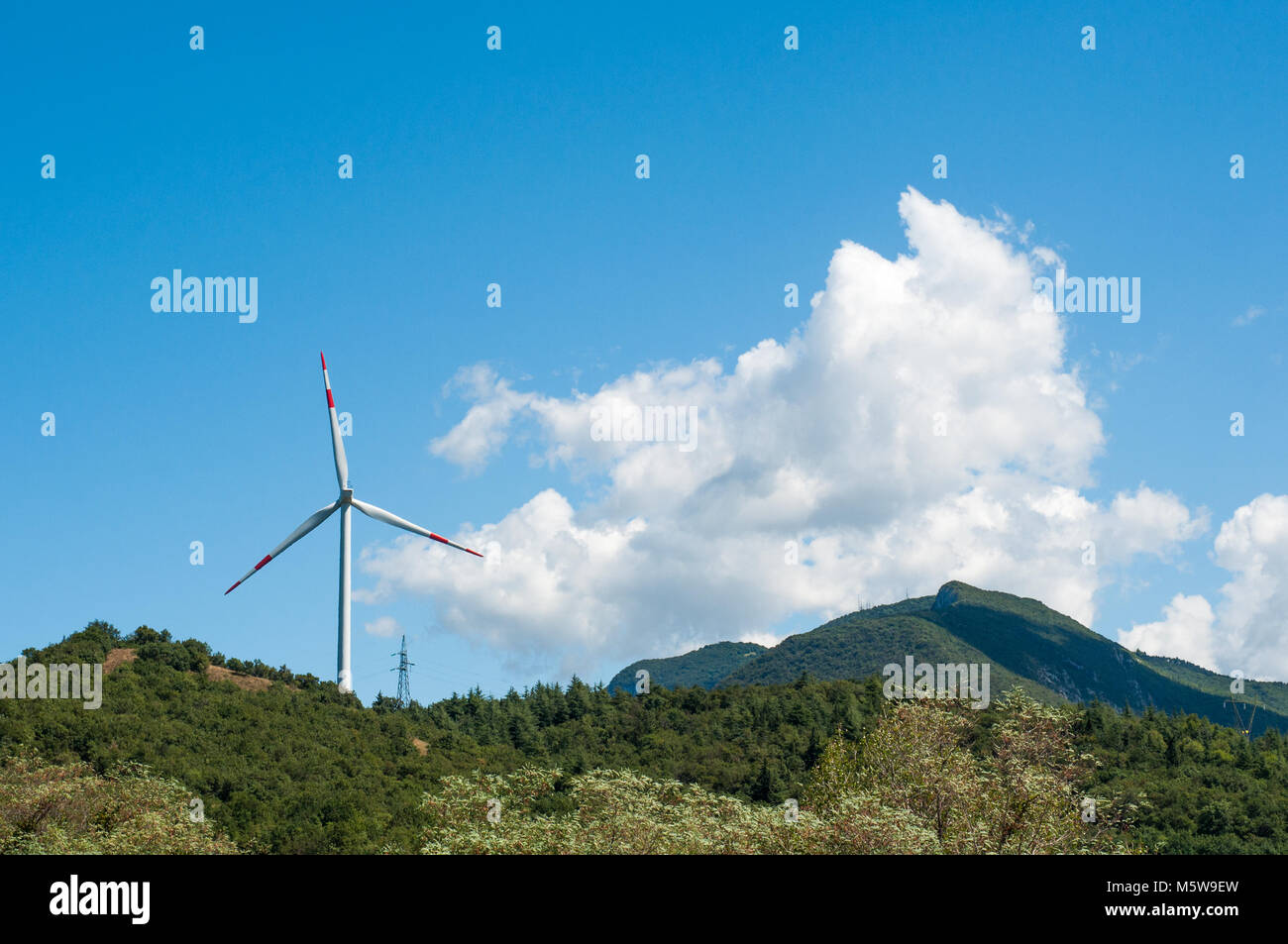 Mühle Windenergieanlagen für Umwelt saubere Energie Produktion Stockfoto