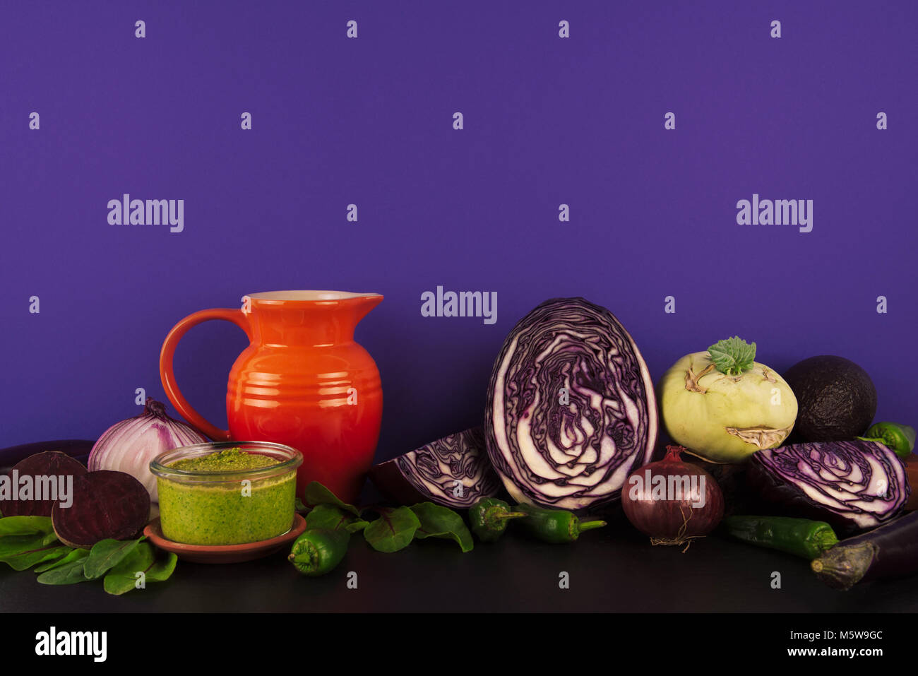 Sortiment von organischen violetten und grünen Gemüse. Stockfoto