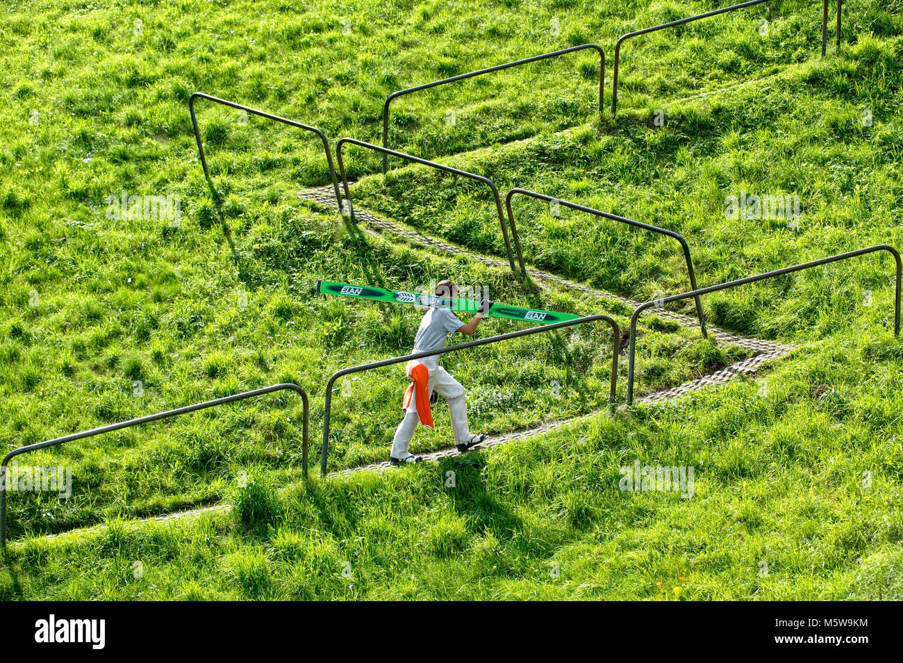 Skispringer im Sommer, Meinhardus Springen, Meinerzhagen, Nordrhein-Westfalen, Deutschland, Europa Stockfoto