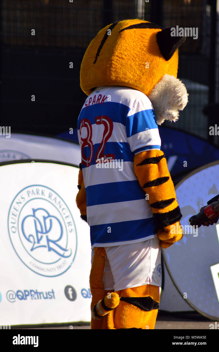 QPR Maskottchen spielen Fußball-Event Weiße Stadt, London Stockfoto