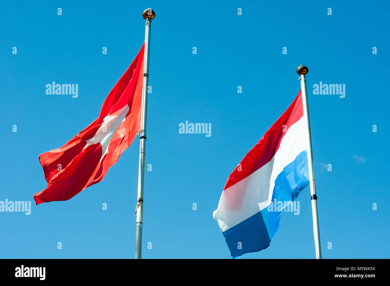 Schöne Schweiz und Frankreich Fahnen im Wind Stockfoto