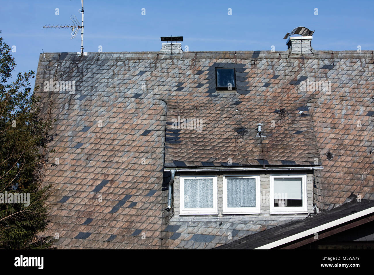 Alte Dachziegel, altes, mit Schiefer gedecktes Dach Stockfoto