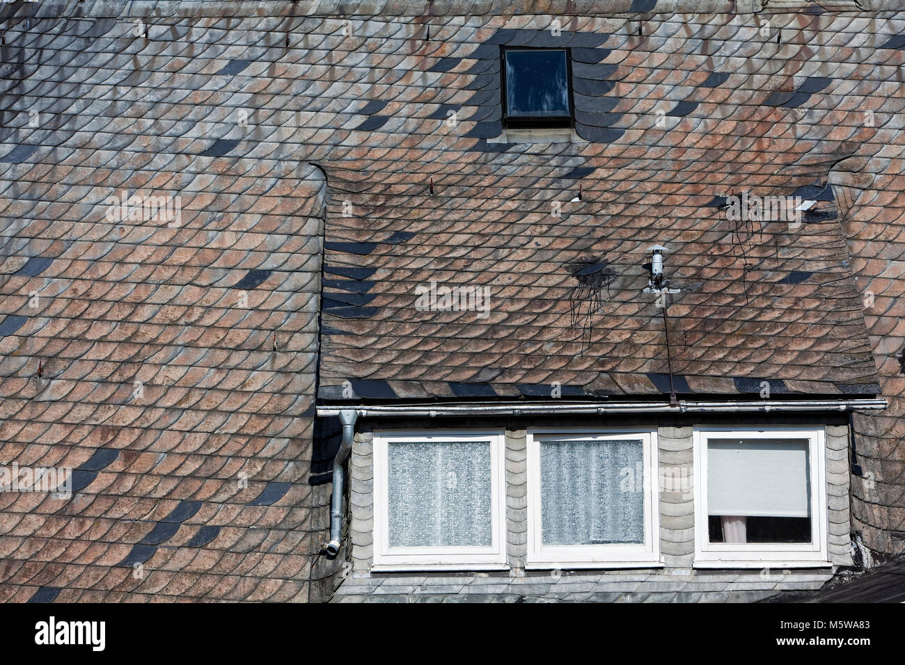 Alte Dachziegel, altes, mit Schiefer gedecktes Dach Stockfoto