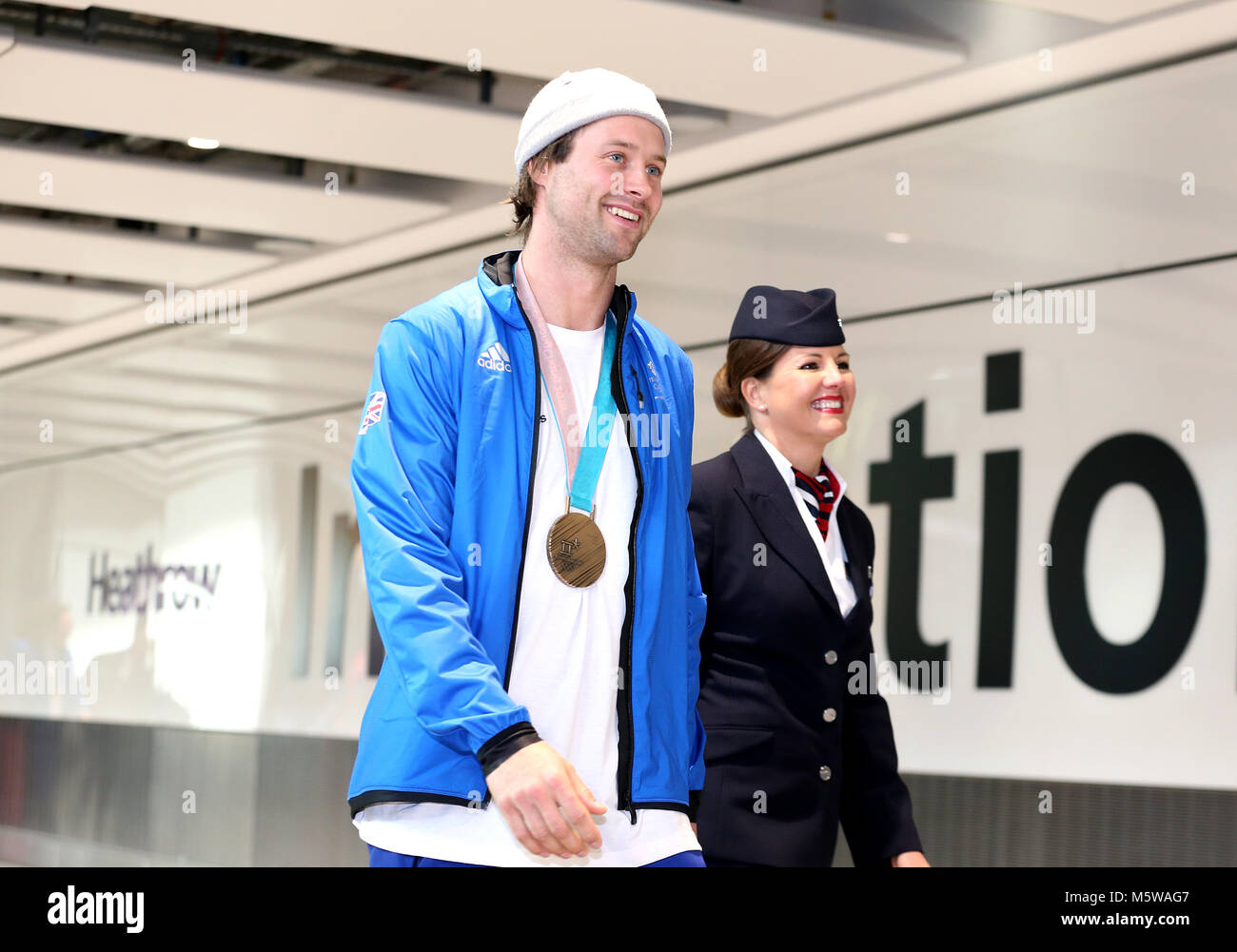 Billy Morgan mit seiner Medaille als Mannschaft GB Ankunft am Flughafen Heathrow nach PyeongChang 2018 Winter-olympischen Spiele. Stockfoto