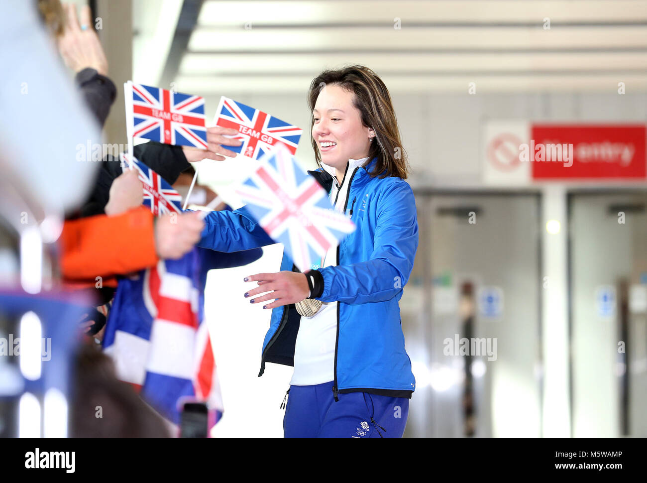 Izzy Atkin mit ihrer Medaille als Mannschaft GB Ankunft am Flughafen Heathrow nach PyeongChang 2018 Winter-olympischen Spiele. Stockfoto