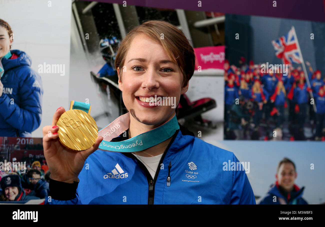 Lizzy Yarnold mit ihrer Goldmedaille nach Mannschaft GB Ankunft am Flughafen Heathrow nach PyeongChang 2018 Winter-olympischen Spiele. Stockfoto