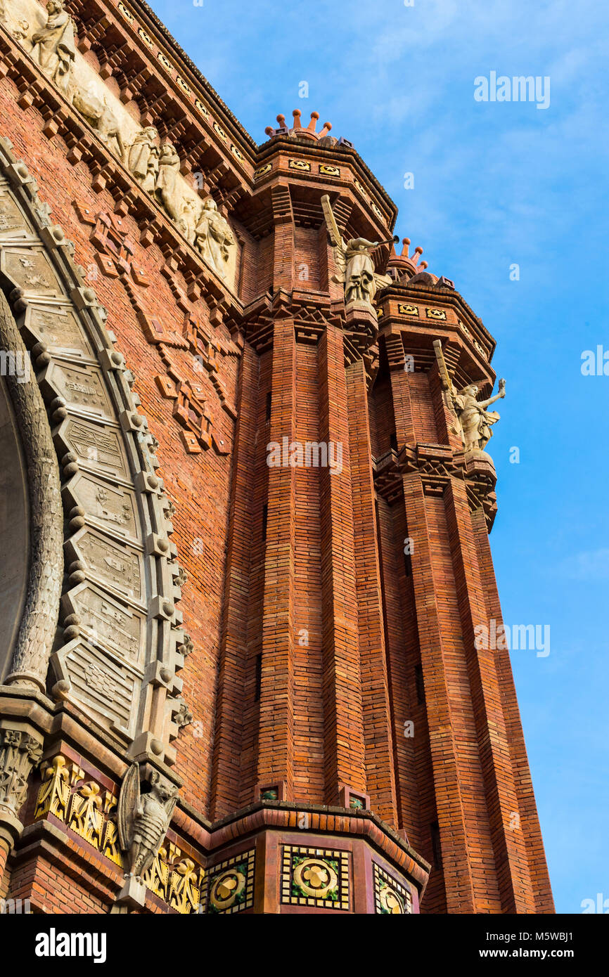 BARCELONA, SPANIEN - 13. JANUAR 2018: Der Triumphbogen, der von dem Architekten Josep Vilaseca aus rotem Backstein im Stil der Neorenaissance erbaut - mauretanischen Stil. Stockfoto