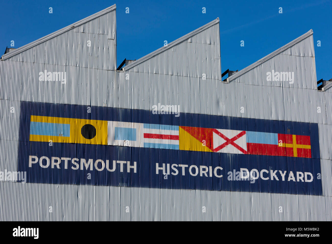 Bootshaus Nr. 4/Boot Haus Vier in Portsmouth Historic Dockyard, bemalt mit der Werft Logo auf. Portsmouths historischen Werften. UK. (95) Stockfoto