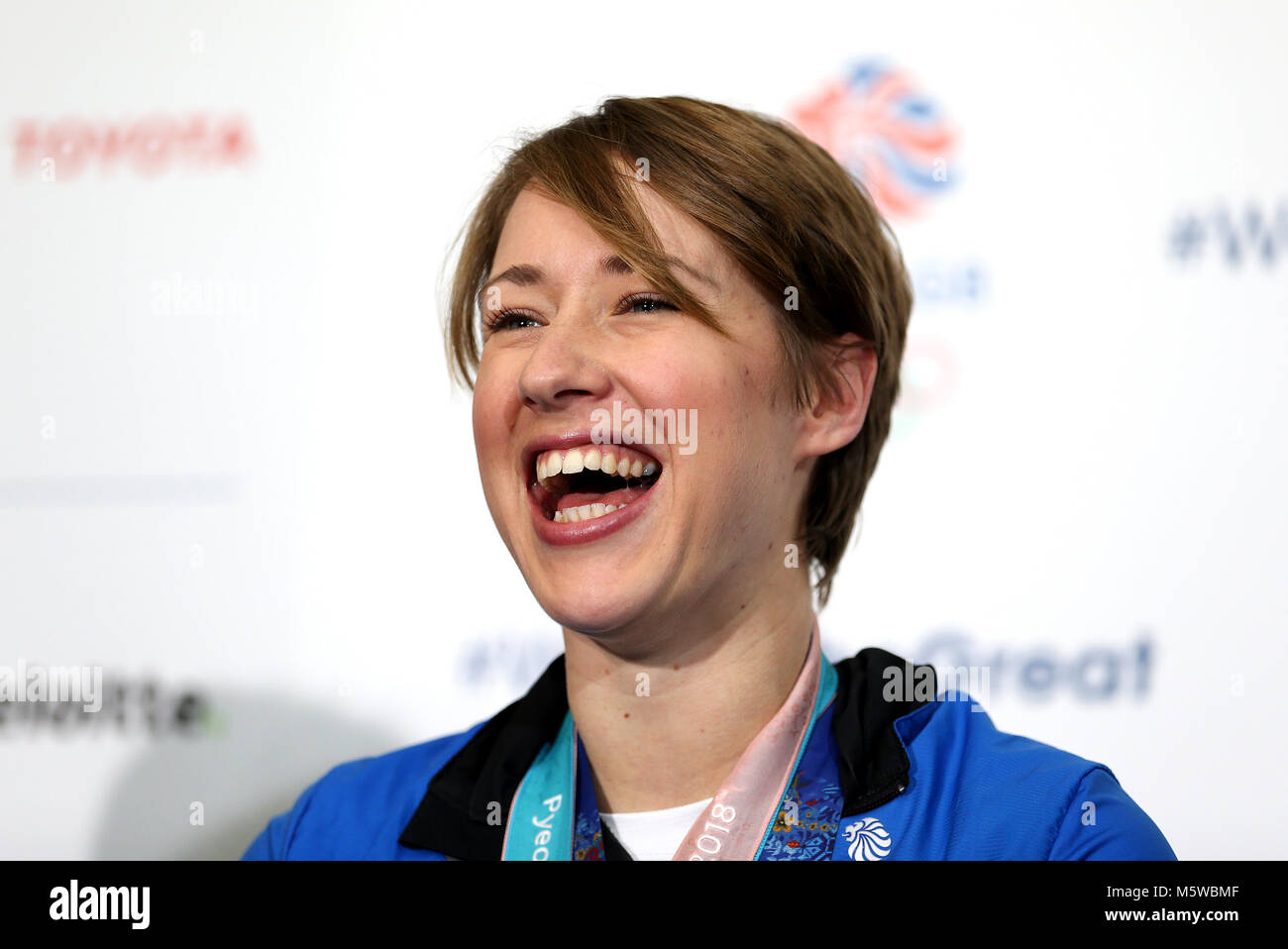 Lizzy Yarnold während einer Pressekonferenz nach Team GB Ankunft am Flughafen Heathrow nach PyeongChang 2018 Winter-olympischen Spiele. Stockfoto