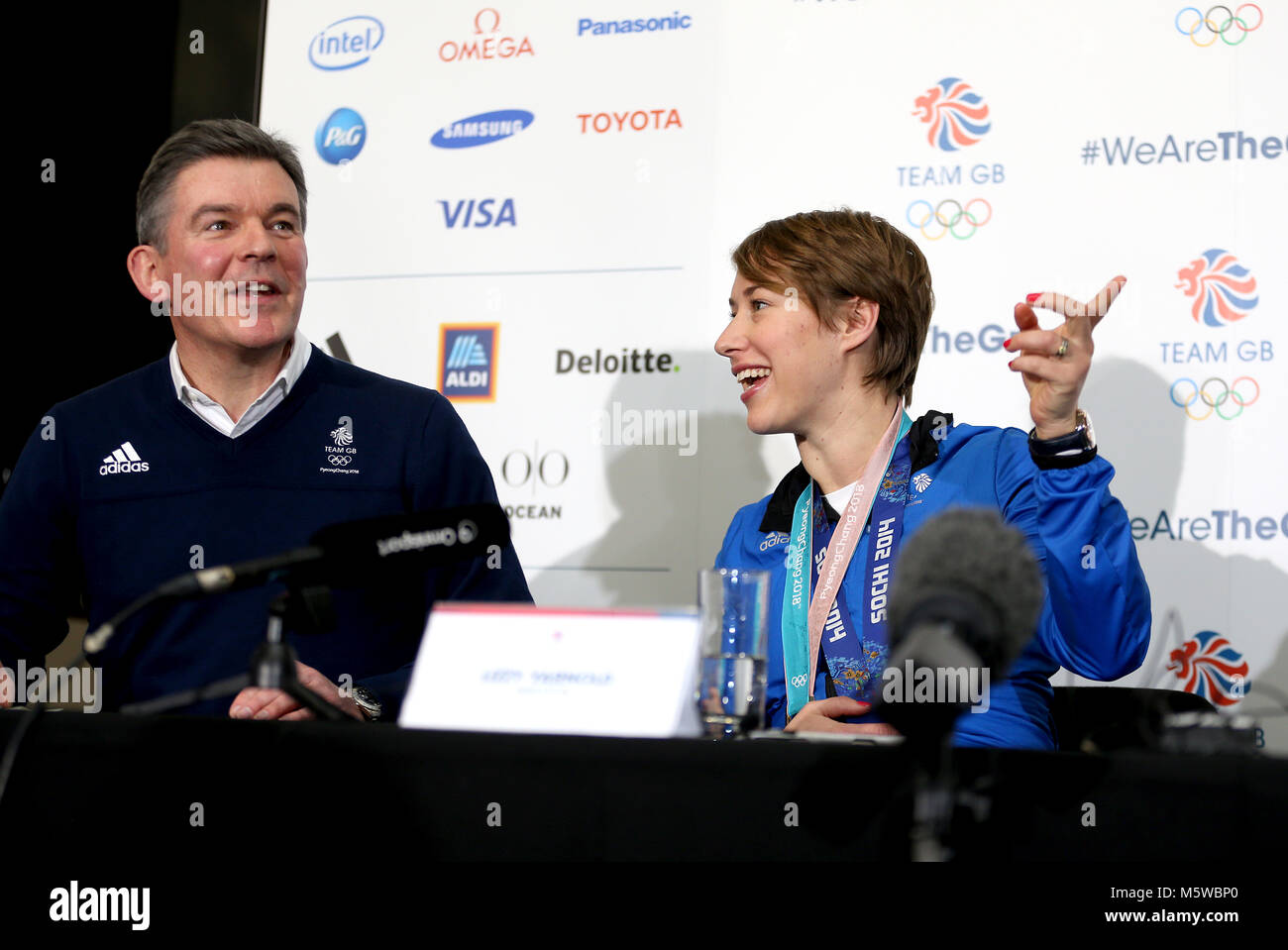 Mannschaft GB Vorsitzende Sir Hugh Robertson und Lizzy Yarnold während einer Pressekonferenz nach Team GB Ankunft am Flughafen Heathrow nach PyeongChang 2018 Winter-olympischen Spiele. Stockfoto