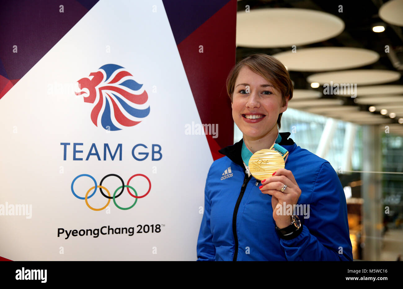 Lizzy Yarnold ihre Medaille als Mannschaft GB Ankunft am Flughafen Heathrow nach PyeongChang 2018 Winter-olympischen Spiele. Stockfoto